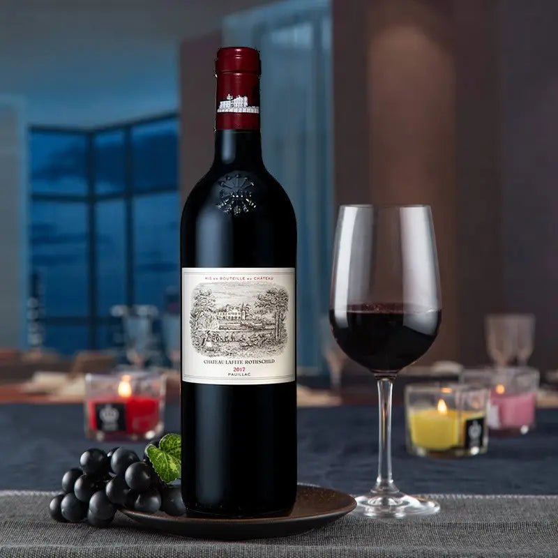 1985年倫敦佳士得拍賣會上，一瓶1787年的拉菲紅酒以10.5萬英鎊的高價拍賣，創下並保持了迄今為止最昂貴葡萄酒的世界紀錄與以往的頂級紅酒拍賣不同